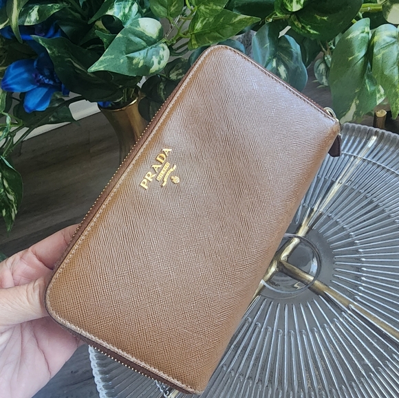 Authentic Prada Saffiano zippy wallet - Picture 9 of 12
